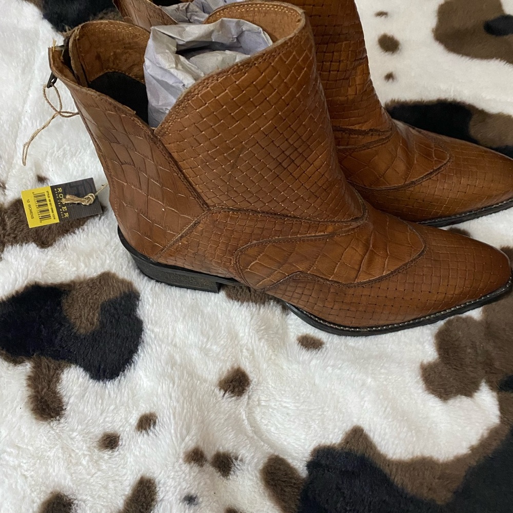 Women’s Roper size 10. Short boot.